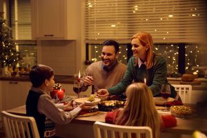 Cena de Navidad decorada con vajilla, accesorios y decoración navideña de Dollar Store por menos de 5 dólares.