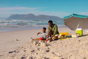 Accesorios para temporada de playa como botellas, gorras, lentes y artículos prácticos de Dollar Store